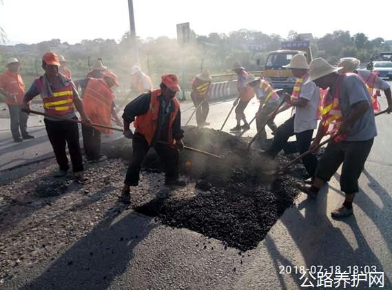 陕西：眉县公路段积极开展雨后路面病害修复工作
